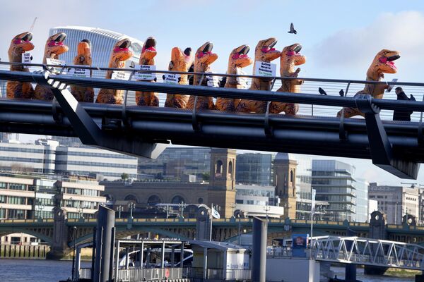伦敦，善待动物组织（PETA）的支持者们身着恐龙服装走过千禧桥。 - 俄罗斯卫星通讯社