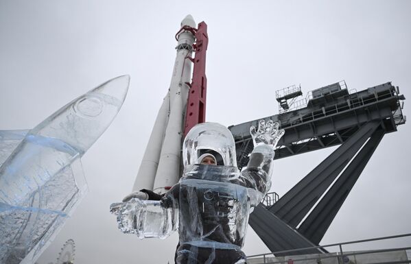 一名女子莫斯科全俄展覽中心的冰雕展上拍照。 - 俄羅斯衛星通訊社