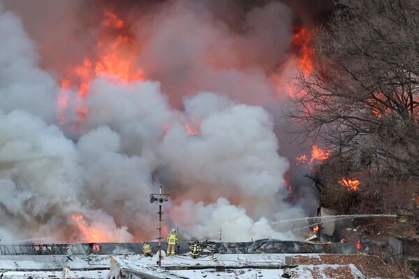 韓國首爾，消防員在發生火災的貧民窟九龍村內滅火。 - 俄羅斯衛星通訊社