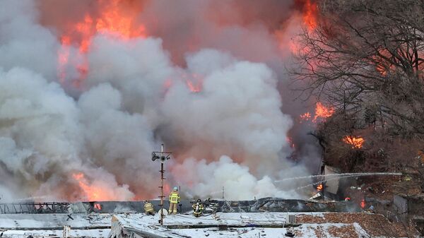 韩国首尔，消防员在发生火灾的贫民窟九龙村内灭火。 - 俄罗斯卫星通讯社