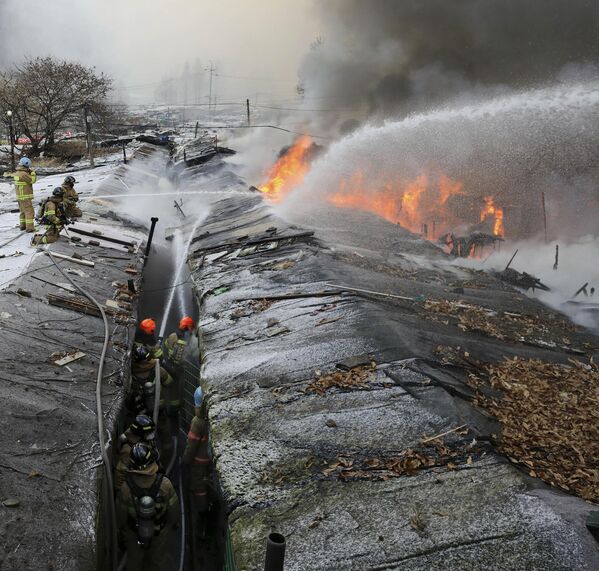 韓國首爾，消防員在發生火災的貧民窟九龍村內滅火。 - 俄羅斯衛星通訊社