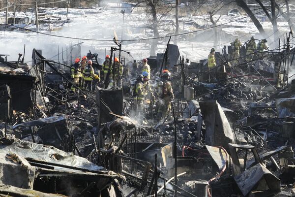 韓國首爾貧民窟九龍村的大火被撲滅後，消防員在清理廢墟。 - 俄羅斯衛星通訊社