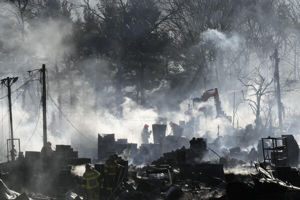韓國首爾貧民窟九龍村的大火被撲滅後，消防員在清理廢墟。 - 俄羅斯衛星通訊社