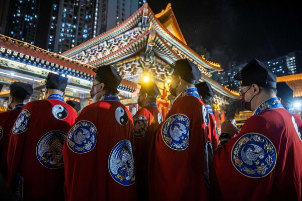 1月21日晚，道士们在香港的黄大仙寺迎接农历兔年，人们涌入寺庙祈求新年好运。 - 俄罗斯卫星通讯社