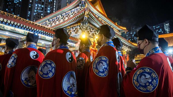 1月21日晚，道士們在香港的黃大仙寺迎接農歷兔年，人們湧入寺廟祈求新年好運。 - 俄羅斯衛星通訊社