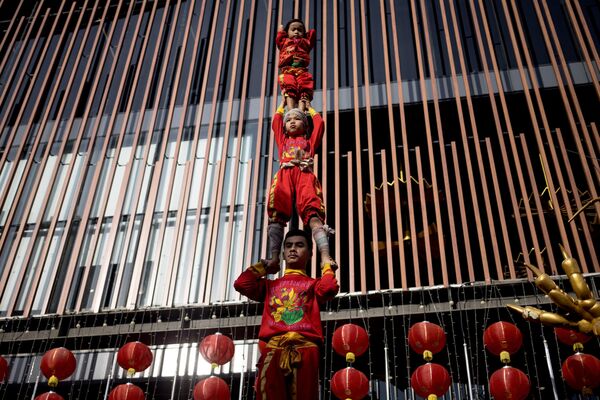 1月21日，在泰国曼谷唐人街地区，年轻的杂技演员在农历大年三十的表演中组成了一座人塔。 - 俄罗斯卫星通讯社