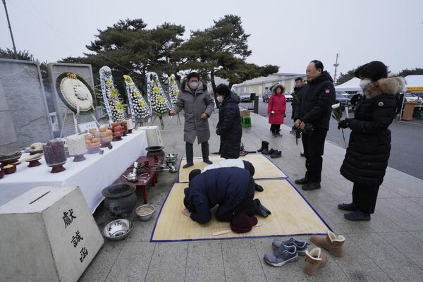 1月22日，在韩国坡州市，朝鲜移民及其家人参观靠近朝鲜边境的临津阁庆祝农历新年，并向他们在朝鲜的祖先鞠躬致敬。 - 俄罗斯卫星通讯社