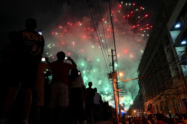 1月22日，在菲律宾马尼拉，狂欢者庆祝农历新年，烟花在 比诺多-因特拉穆罗斯大桥上空绽放。 - 俄罗斯卫星通讯社