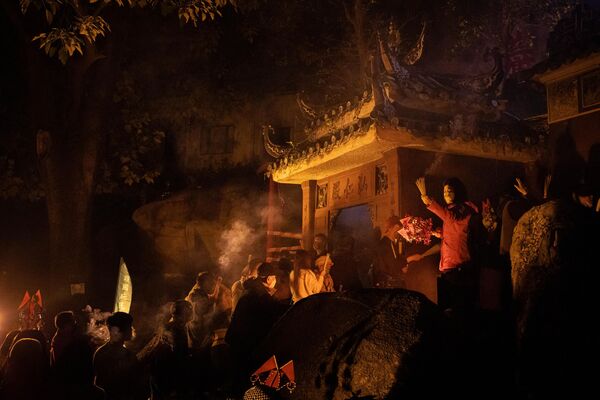 1月21日，澳门农历新年庆祝活动期间，人们在妈阁庙周围手持香火。 - 俄罗斯卫星通讯社