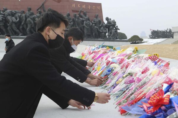 1月22日，朝鮮人民在平壤萬壽山上參觀並瞻仰已故領導人金日成和金正日的雕像。  - 俄羅斯衛星通訊社