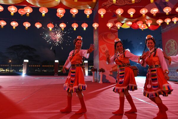中国表演者于1月21日在缅甸仰光参加农历大年三十的演出活动。 - 俄罗斯卫星通讯社