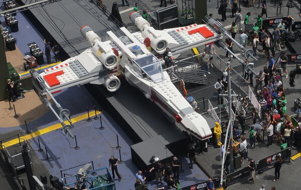在纽约时代广场用乐高积木拼成的卢克天行者在星球大战电影中驾驶的 X 翼战斗机。 - 俄罗斯卫星通讯社
