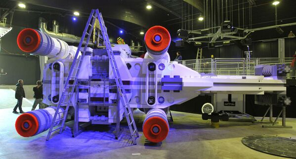 在德国南部金茨堡附近的乐高乐园主题公园，技术人员正以星球大战X 翼飞船为原型创作。 - 俄罗斯卫星通讯社