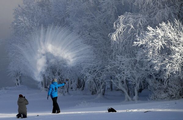 姑娘在葉尼塞河岸邊的森林里上演“潑水成冰”。 - 俄羅斯衛星通訊社