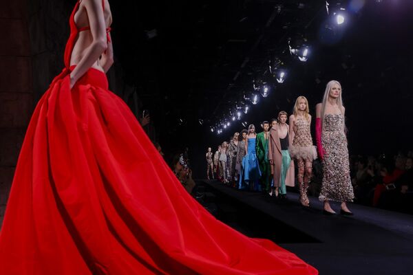 法国，身着Valentino 2023 春夏高级定制时装系列裙装的模特。 - 俄罗斯卫星通讯社