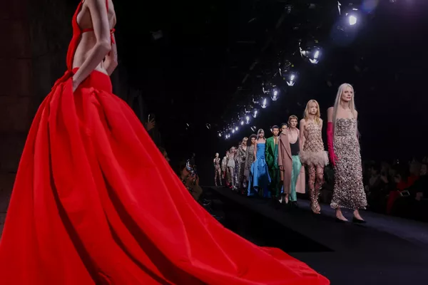法國,身著Valentino 2023 春夏高級定制時裝系列裙裝的模特。 法國,身著Valentino 2023 春夏高級定制時裝系列裙裝的模特。 - 俄羅斯衛星通訊社