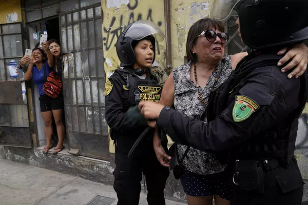 秘魯警方在安慰一名婦女。 秘魯警方在安慰一名婦女。 - 俄羅斯衛星通訊社