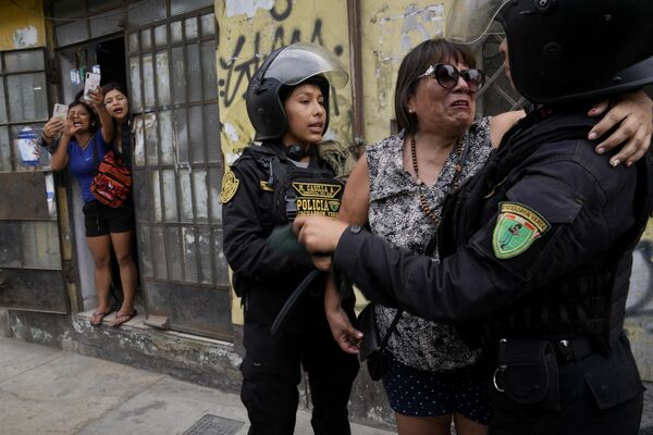 秘鲁警方在安慰一名妇女。 - 俄罗斯卫星通讯社