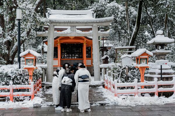 身着传统服饰的人参拜京都的八坂神社。 - 俄罗斯卫星通讯社