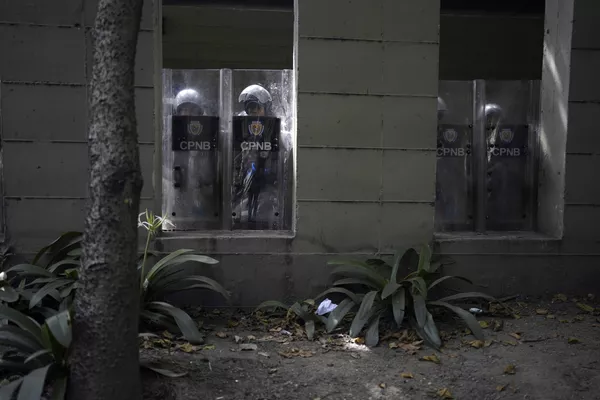 在委內瑞拉加拉加斯發生的示威,國家警察正在監視教師、國家公務員和退休者的遊行。 在委內瑞拉加拉加斯發生的示威,國家警察正在監視教師、國家公務員和退休者的遊行。 - 俄羅斯衛星通訊社