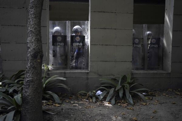 在委内瑞拉加拉加斯发生的示威，国家警察正在监视教师、国家公务员和退休者的游行。 - 俄罗斯卫星通讯社