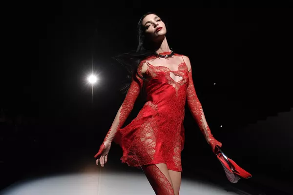 意大利模特兼女演員Mariacarla Boscono在巴黎高級時裝週期間的 Mugler 春夏系列秀場。 意大利模特兼女演員Mariacarla Boscono在巴黎高級時裝週期間的 Mugler 春夏系列秀場。 - 俄羅斯衛星通訊社