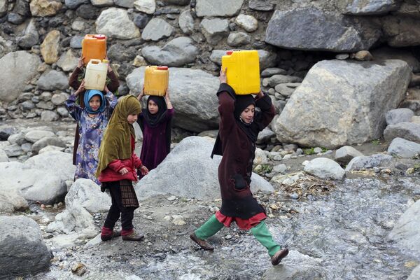 在阿富汗楠格哈尔省 达拉艾努尔地区，孩子们从溪流中带走几桶饮用水。 - 俄罗斯卫星通讯社