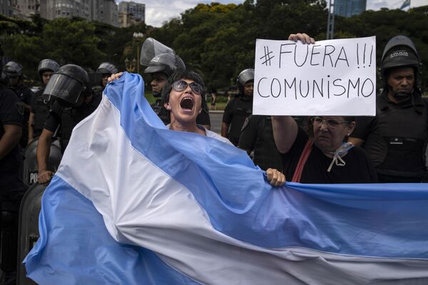 60 岁的Natividad Duarte在阿根廷布宜诺斯艾利斯举行的抗议活动中高唱阿根廷国歌，抗议拉丁美洲和加勒比国家的国家高层会议。 - 俄罗斯卫星通讯社