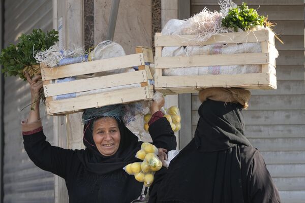 埃及开罗街头卖菜的小贩们在聊天。 - 俄罗斯卫星通讯社