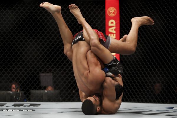 巴西人加Gabriel Bonfim（右）在里约热内卢举行的 UFC 283 综合格斗锦标赛的次中量级比赛中击败突尼斯人Munir Lazzes。 - 俄罗斯卫星通讯社