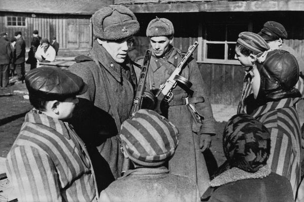苏联军人与从奥斯维辛集中营获释的儿童攀谈，了解情况。 - 俄罗斯卫星通讯社