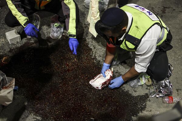 以色列急救人员在恐袭现场清除受害者的血迹。 - 俄罗斯卫星通讯社