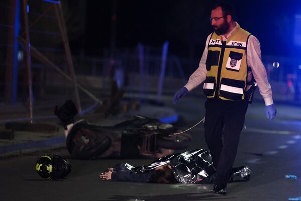 以色列急救人員趕往恐襲現場救助受害者。 - 俄羅斯衛星通訊社