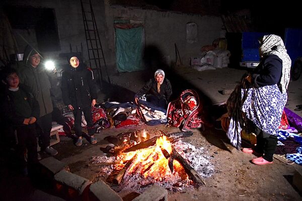 伊朗西北部城市霍伊發生地震後，人們圍坐在篝火旁。 - 俄羅斯衛星通訊社