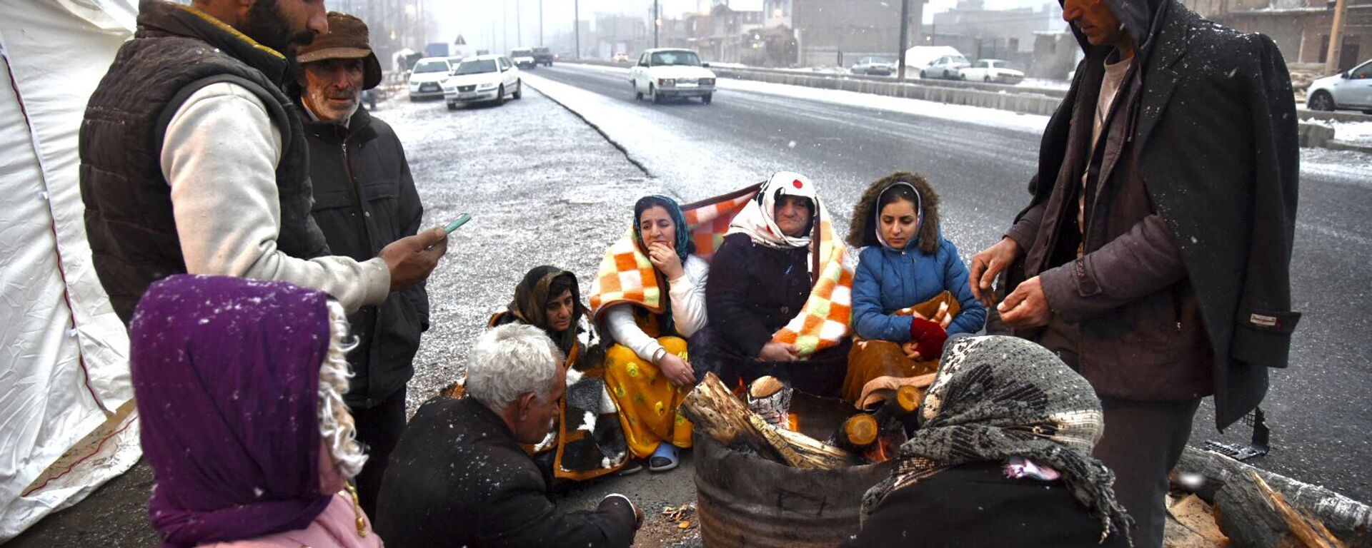 伊朗西北部城市霍伊发生地震后，人们围坐在篝火旁 - 俄罗斯卫星通讯社, 1920, 30.01.2023