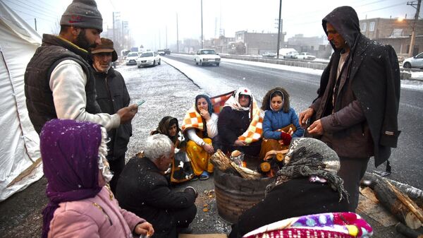 伊朗西北部城市霍伊發生地震後，人們圍坐在篝火旁 - 俄羅斯衛星通訊社