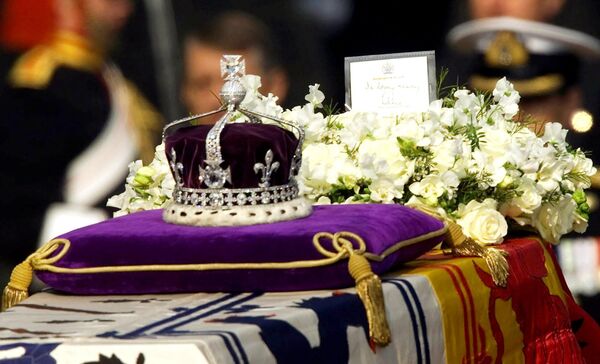 2002年4月5日，為英國已故伊麗莎白王太后製作的鑲嵌著Koh-i-noor（“光明之山”）鑽石的王冠被放置在其棺木上，送往倫敦威斯敏斯特教堂。 (AP Photo/Alastair Grant, 資料照片) - 俄羅斯衛星通訊社