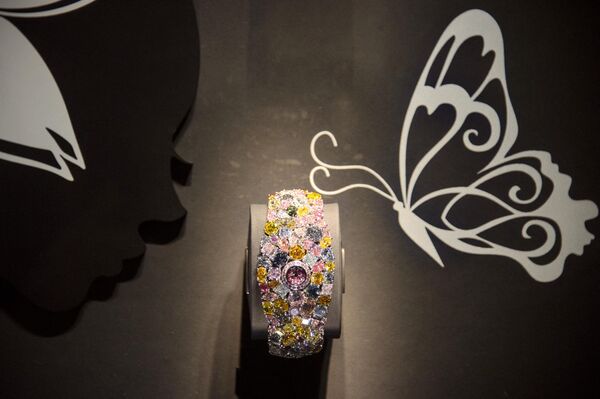 2014年3月28日，在瑞士巴塞爾鐘錶及珠寶首飾展覽會 Baselworld上，英國珠寶商格拉芙展示了價值5500萬美元（4000萬歐元）的 “Hallucination”手錶，上面鑲嵌了大量的稀有彩鑽。(照片：SEBASTIEN BOZON / AFP) - 俄羅斯衛星通訊社