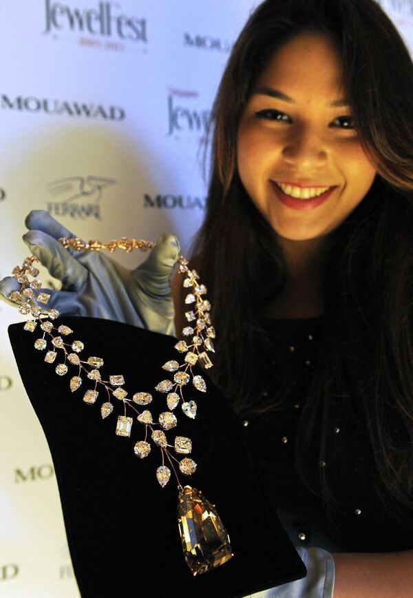 2013年10月4日，在新加坡的一個媒體活動上，珠寶品牌Mouawad的工作人員Jessica Nasr手持637克拉的“L&#x27;incomparable”鑽石項鍊，價值5500萬美元。這條項鍊被吉尼斯世界紀錄授予世界上“最有價值的項鍊”稱號。(照片：ROSLAN RAHMAN / AFP) - 俄羅斯衛星通訊社