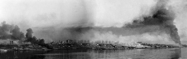 偉大衛國戰爭（1941-1945），斯大林格勒戰役。從伏爾加河岸看燃燒中的斯大林格勒市全景。 - 俄羅斯衛星通訊社