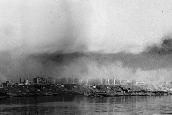 伟大卫国战争（1941-1945），斯大林格勒战役。从伏尔加河岸看燃烧中的斯大林格勒市全景。 - 俄罗斯卫星通讯社