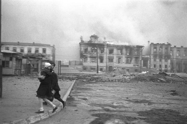 偉大衛國戰爭（1941-1945），斯大林格勒戰役（1942年7月-1943年2月）。德軍轟炸斯大林格勒市火車站廣場。 - 俄羅斯衛星通訊社