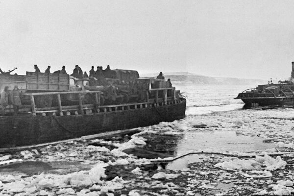 伟大卫国战争（1941-1945），斯大林格勒战役。摆渡船横渡斯大林格勒市伏尔加河。 - 俄罗斯卫星通讯社