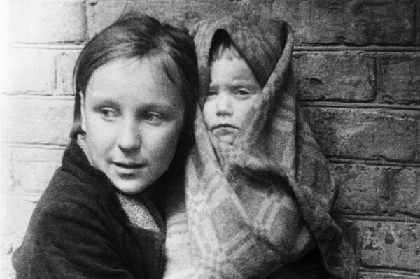 偉大衛國戰爭（1941-1945），斯大林格勒戰役（1942年7月-1943年2月）。在戰爭中失去父母的斯大林格勒市兒童。 - 俄羅斯衛星通訊社
