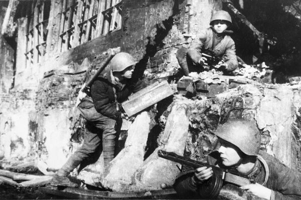 伟大卫国战争（1941-1945），斯大林格勒战役（1942年7月-1943年2月）。工兵正在布设炸药。 - 俄罗斯卫星通讯社