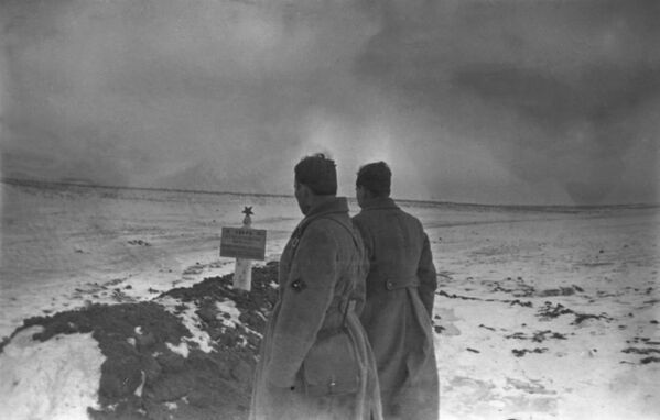 伟大卫国战争（1941-1945），斯大林格勒战役（1942年7月-1943年2月）。苏联士兵合葬墓。 - 俄罗斯卫星通讯社