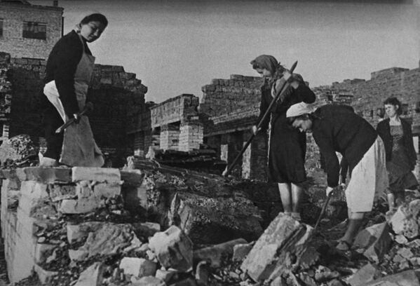 斯大林格勒戰役（1943年）結束後開展重建工作。蘇聯婦女在損毀的城市街道上開展清理工作。 - 俄羅斯衛星通訊社