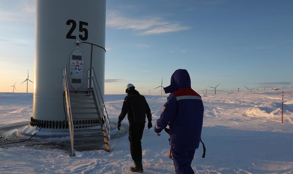 科爾風電廠職工維護風能設備。 - 俄羅斯衛星通訊社