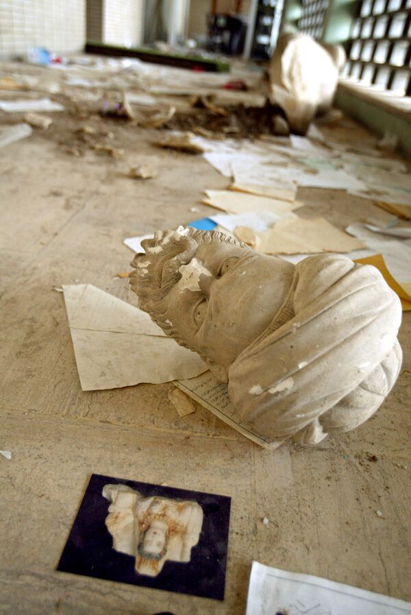 伊拉克，廢墟中躺臥的一座無頭雕塑。 - 俄羅斯衛星通訊社
