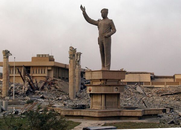 伊拉克前總統薩達姆•侯賽因的雕像佇立在伊拉克巴格達的廢墟中。 - 俄羅斯衛星通訊社